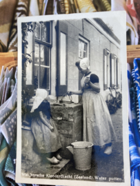 Briefkaarten | Zeeland | Walcheren | 1950 - Fotokaart - 'Walchersche kleederdracht - Water putten' Moeder en dochter bij de waterput