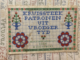VERKOCHT | Kruisteken | Kruissteekpatronen uit vroeger tijd - bijeengebracht door M. van Hemert N.V. Magazijn de Bijenkorf Amsterdam