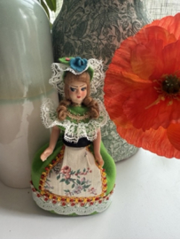 Frankrijk | Poppen | Klederdracht | Klederdrachtpoppetje Élise – Franse elegantie in miniatuur