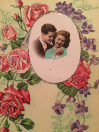 VERKOCHT | Briefkaarten | 1920 - vintage prentenkaart met glittertjes en rozen verliefd paartje Collor B3380