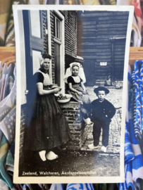 Briefkaarten | Zeeland | Kinderen | Walcheren | 1950 - Echte fotokaart no. 78  moeder met kinderen 'aardappelen schillen'