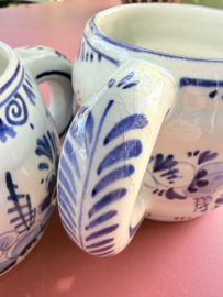 Delfts blauw | Bekers: Twee vintage blauwe mokken Delftsblauw - 9 cm hoog