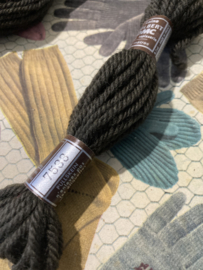 * 7533 | BRUIN DONKER Bruin label - borduurwol Colbert DMC Tapestry wool