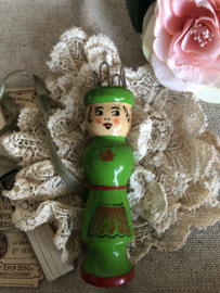 VERKOCHT | Breien | Punnikpoppetje | Groen | Vintage vrolijk poppetje ‘Claudette’  uit Frankrijk ‘60-‘70