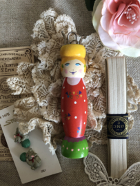 Breien | Punnikpoppetje | Rood | Vintage vrolijk poppetje ‘Marie’ uit Frankrijk
