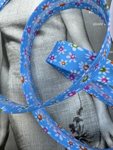 Blauw | Biaisband | 20 mm - 2 cm  Helderblauwe ondergrond met margrietjes