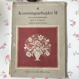 VERKOCHT | 1956 | Boeken | Kruissteken | Denemarken | Korsstingsarbejder II | Cross-stich Embroidery designed by Gera Bengtsson Forste Oplag - Host & Sons Forlag