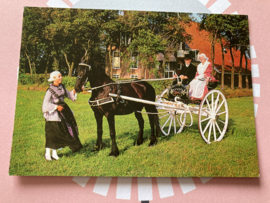 Briefkaarten | Friesland | Klederdracht - streekdracht - briefkaart dansende paartje in een koets met paard