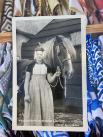 Briefkaarten | Zeeland | Walcheren | 1953 -  Fotokaart Goede Kameraden, vrouw met paard