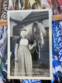 Briefkaarten | Zeeland | Vrouwen | Walcheren | 1953 -  Fotokaart Goede Kameraden, vrouw met paard