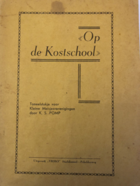 1906 | Toneel | Op de Kostschool: toneelstukje voor Kleine Meisjesverenigingen door K.S. Pomp - Uitgeverij VRIBO Stadskanaal