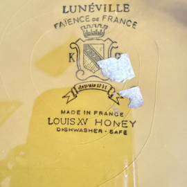 Belgie | Religie | Katholiek | Vintage Wandbord: Lunéville 'Louis XV Honey' met Lourdes Bol Glas Medaillon