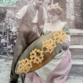 Ø 48 mm - 4.8 cm | Hoorn knopen | Beige | Antieke Echt Hoornen Knoop met Ingebrand Bloemmotief – Navette vorm – Art Nouveau organische siersluiter ca. 1900