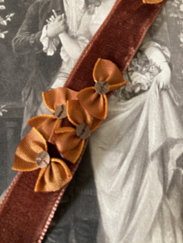 VERKOCHT | Bruin | 01,5 cm - Fluweel Antiek band met kleine strikjes in noten marron bruin