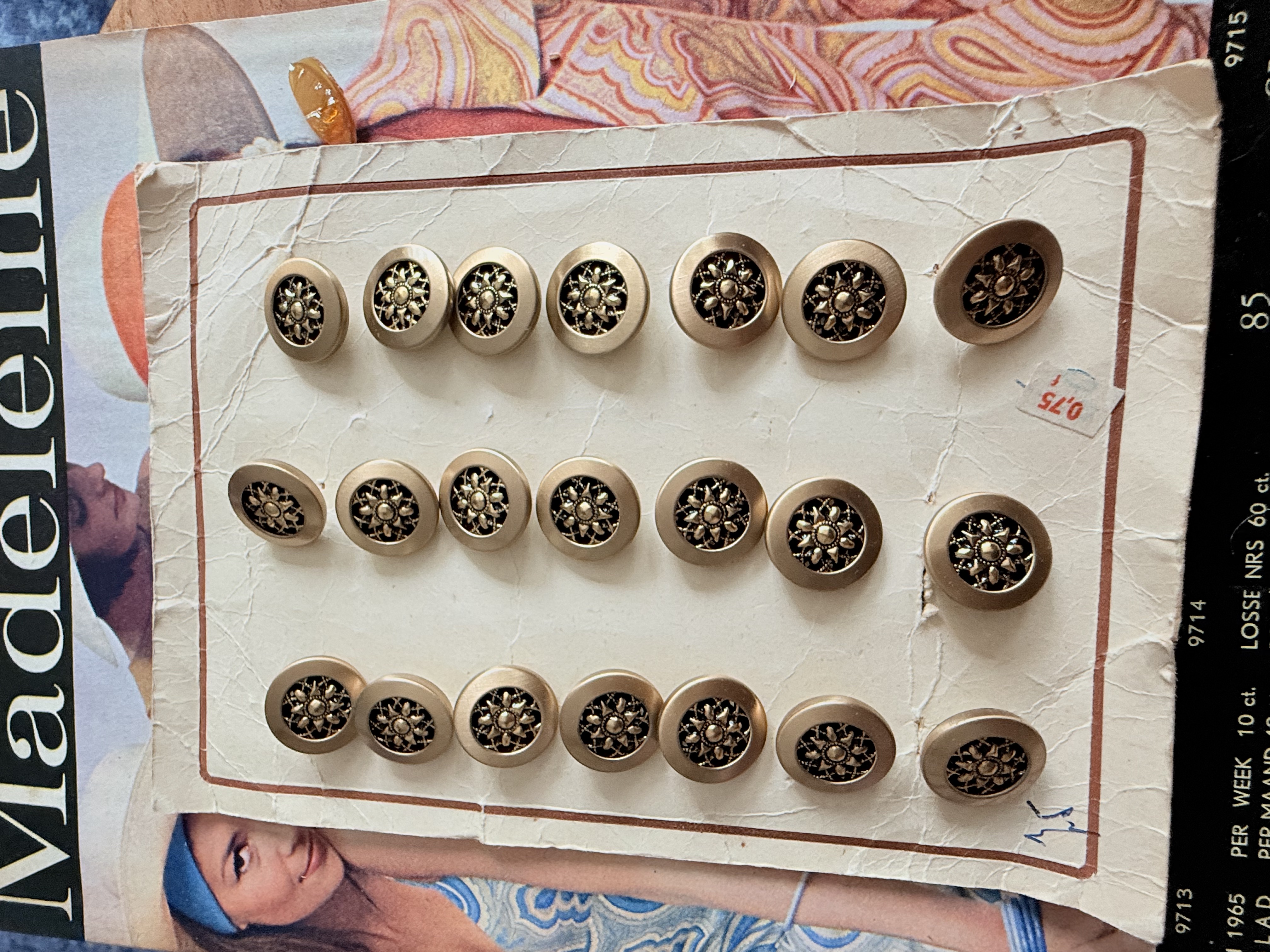 Ø 18 mm | Knopen | Goudkleurige | Knopenkaart met 21 stuks metalen knopen met stervormige bloem