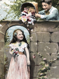 Briefkaarten | Oostenrijk | Kinderen | 1908 - Ondeugend jochie strooit bloemen op meisje