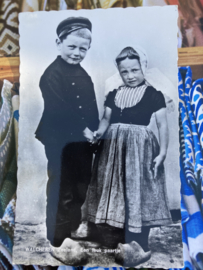 Briefkaarten | Zeeland | Kinderen | Walcheren | 1950 - Echte fotokaart jongen en meisje  'Een leuk paartje'
