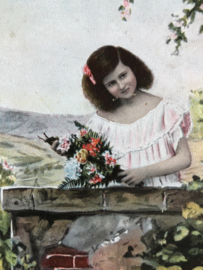 Ansichtkaart | België | Meisjes | 1917 - Mooi meisje bij een muurtje met bosje bloemen - ingekleurd