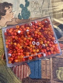 VERKOCHT | Rood - oranje | Rocailles | 1 en 2 mm - doosje met vintage glaskralen ca. 35 gram