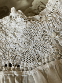 VERKOCHT | Oud textiel | Pasje voor een kinder- (onder) jurk of nachthemdje met lintkant 1850-1900