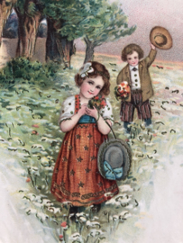 Ansichtkaart | Nederland | Meisjes | Hartelijk Gefeliciteerd - 1900 - Victoriaans 'Meisje in het weiland met jongen met bloemen'