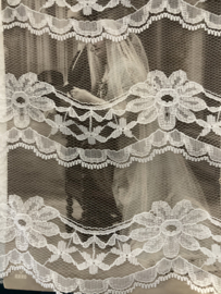 Bruidskant | 25,5 cm  (ca.) x 50 cm - Wit prachtig romantisch haute-couture Zwitsers smalle bruidstule met bloemen voor hoedjes en bruidssluiers