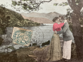 Ansichtkaart | Brocante kaart man en vrouw kussen bij een rivier