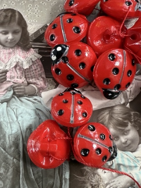 Ø 10 mm - 1 cm | Glasknopen | Rood | Vintage Tsjechische Glazen knoopje – Handgeschilderd rood Lieveheersbeestje
