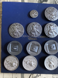 Ø 30, 27, 25, 10  mm | Knopenkaarten | Zilver | Diverse knopen met leeuwen en drie met knoopsgaten patroon