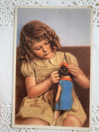 Ansichtkaart | Belgie | Meisjes | Meisje met pijpenkrulletjes speelt met pop in beige jurkje met