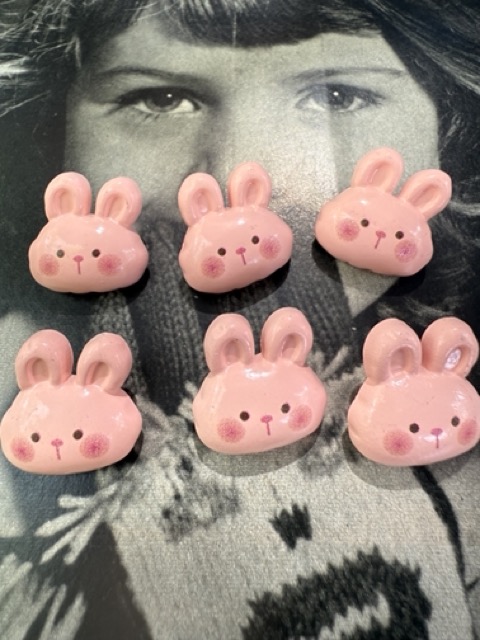 Ø 15 mm - 1.5 cm | Knopen | Roze | kunststof kinderknoopje konijntje met roze wangetjes