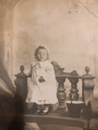 VERKOCHT | Foto | Nederland | Baby's | Fotokaart Klein jongetje op een bankje bij een emmer - 1912