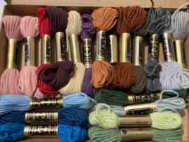 11 - ANKER  20 stuks gemengde kleuren borduurwol