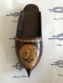Scheepsvaart | 1900 | Frankrijk | Antieke houten souvenir klomp met matroosje (sabot en bois Souvenir Bord de Mer)  Trouville Normandië - volkskunst