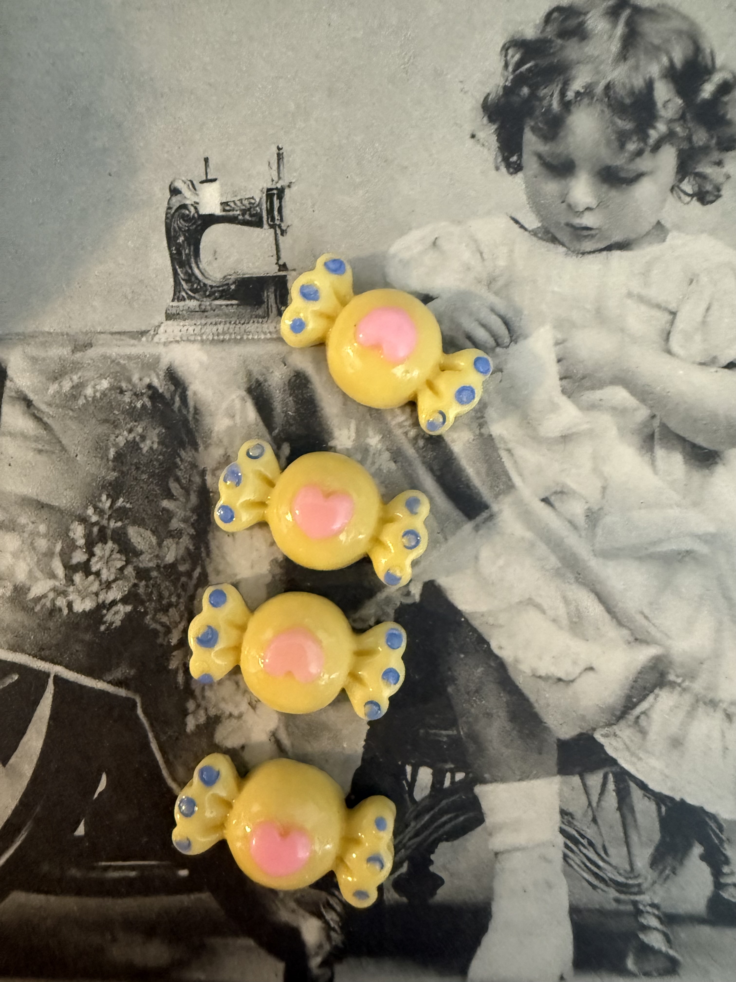 Scrapbook | 1 cm - 10 mm | Geel | Cabochons snoepjes - vier stuks