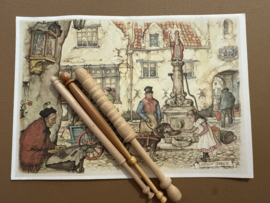 Drie (3) verschillende mooie houten kantklosjes met kaart van  Anton Pieck