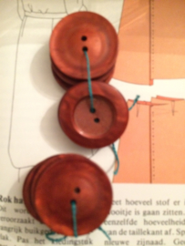 Knopen | Rood | Ø 25 mm - Kersenrode knopen reliëf 2 gaatjes | jaren '60
