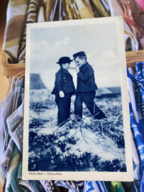 Briefkaarten | Zeeland | Kinderen | 1929 - Fotokaart jongens roken eerste sigaar 'Jan en Stoffel