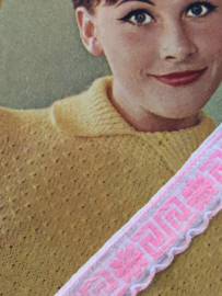 Sierband | Roze | Bloemen | Vintage band wit met lichtroze bloemetje en Grieks motiefje (1.5 cm)