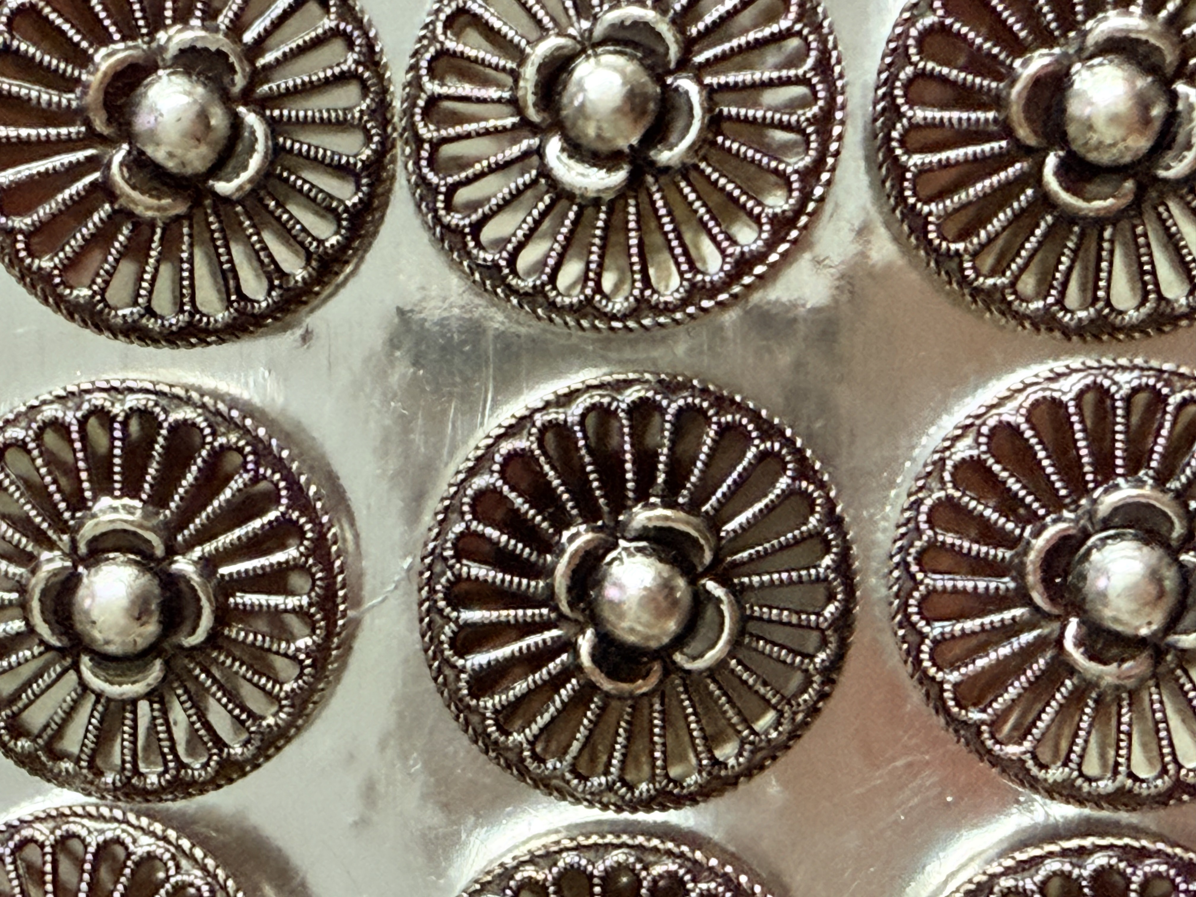 Ø 22 mm - 2.2 cm | Knopen | Filigrain - Mooie zilverkleurige vintage metalen filigraan knoop met bloemvorm