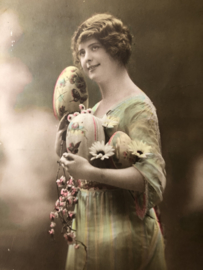 Briefkaarten | Pasen | 'Paques Fleuries' DIX 402/2: mooie jonge vrouw met eieren en gedicht  (ca. 1900-1910)