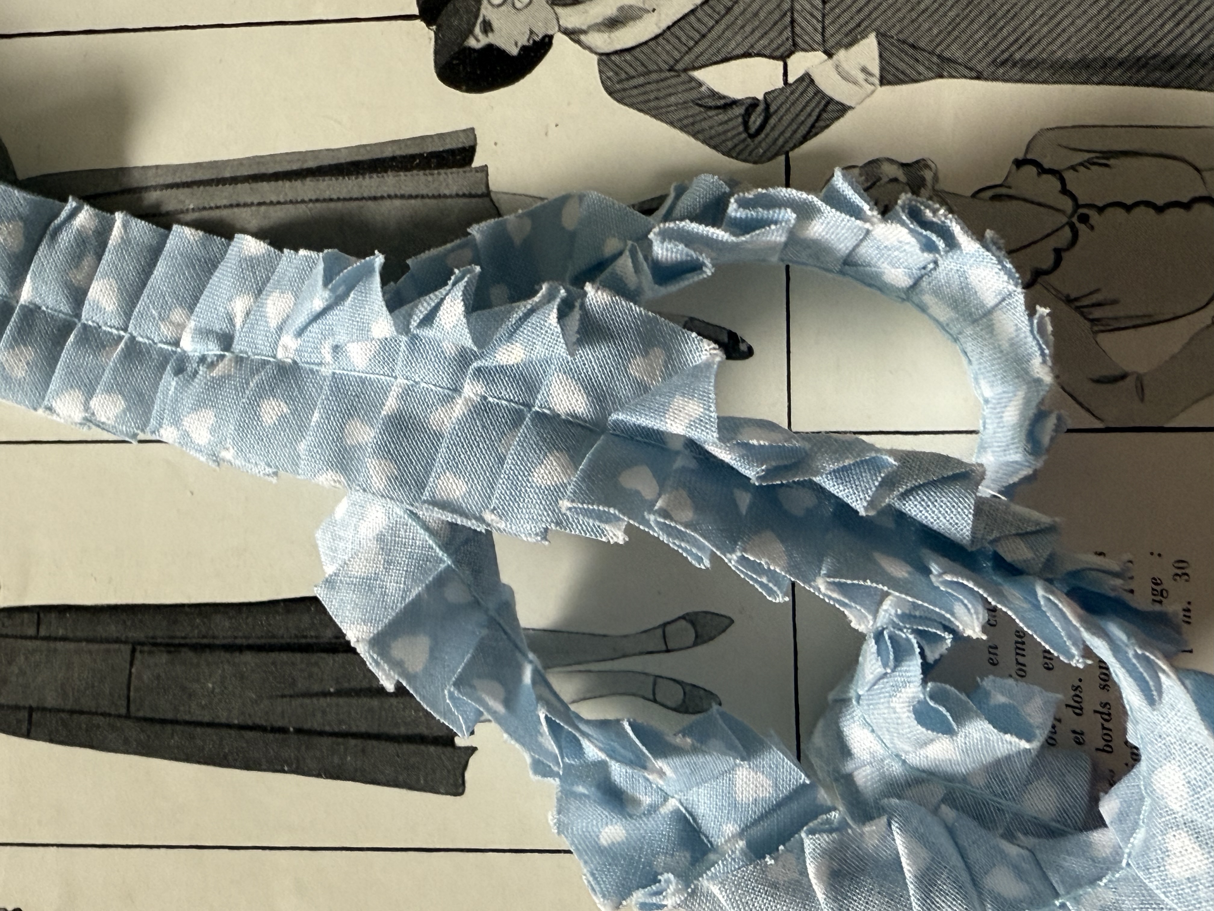 Rimpelband | Blauw | 02.5 cm - 25 mm | Rimpelband geplooid lichtblauw met witte hartjes