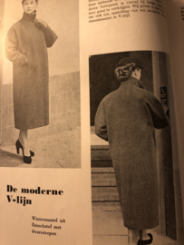 VERKOCHT | 1953 | Tijdschrift | Dameswereld - No. 25 - 16e jaargang - 15-12-1953 - V-lijn jas