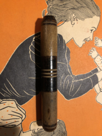 VERKOCHT | Naaldenkoker | Hout | Houten (eiken - donker - gelakt) (stop-)naaldenkoker met zwarte rand - 1900-1915