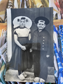 Briefkaarten | Zeeland | Kinderen | 1965 | Echte fotokaart - Jongen en meisje  met streekdracht en klompen 'Afscheid nemen'