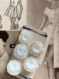VERKOCHT | Glasknopen | Wit  | Ø 17 mm - EXQUISIT -  Prachtige glimmende antieke melkglas knopen met bloem en met oogje