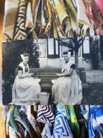 Briefkaarten | Zeeland | Walcheren | 1945 -  Fotokaart - met kartelrandje 'Zeelands Glorie' - vrouwen die aardappelen schillen (2)