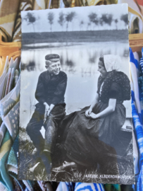 Briefkaarten | Zeeland | Kinderen | Axel | 1950 - Echte fotokaart - Jongen en meisje bij het water in streekdracht 'Axelse klederdrachten' (2)