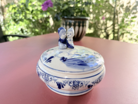 VERKOCHT | Delfts blauw | Dekseldoos - bonbonniere Vintage dekselschaaltje - suikerpotje met kussent paartje