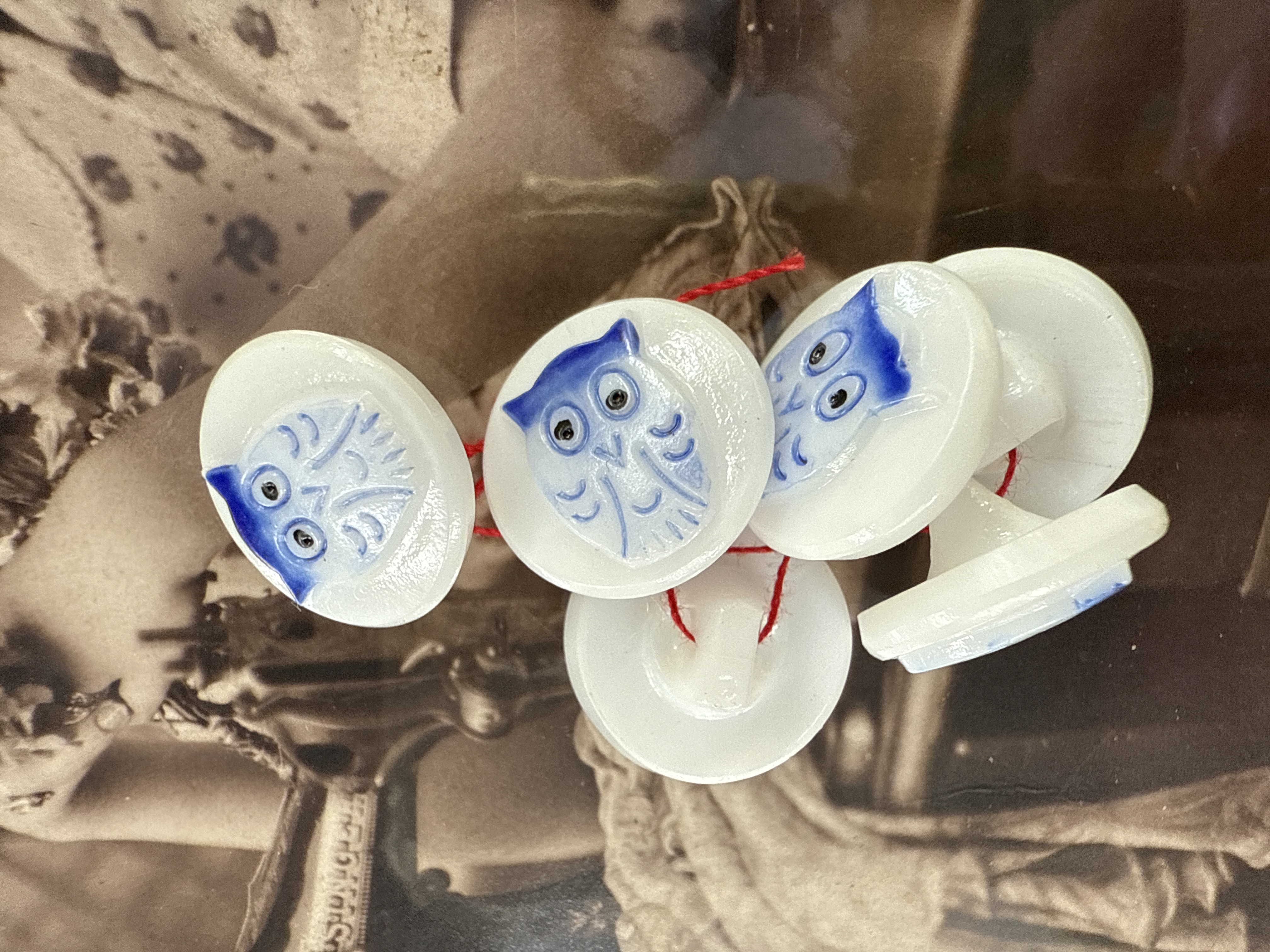 Ø 13 mm - 1.3 cm | Glasknopen | Wit | Vintage handbeschilderde glasknoopjes met een blauw wijs uiltje